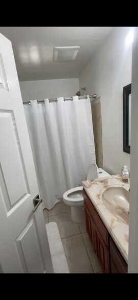 Building Photo - 400 Sunset Dr