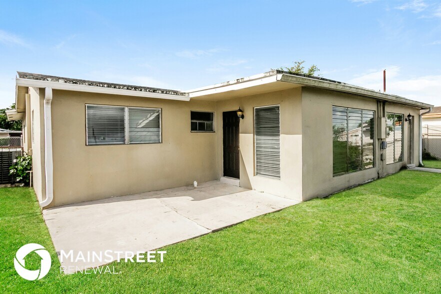 Building Photo - 2471 NW 16th St