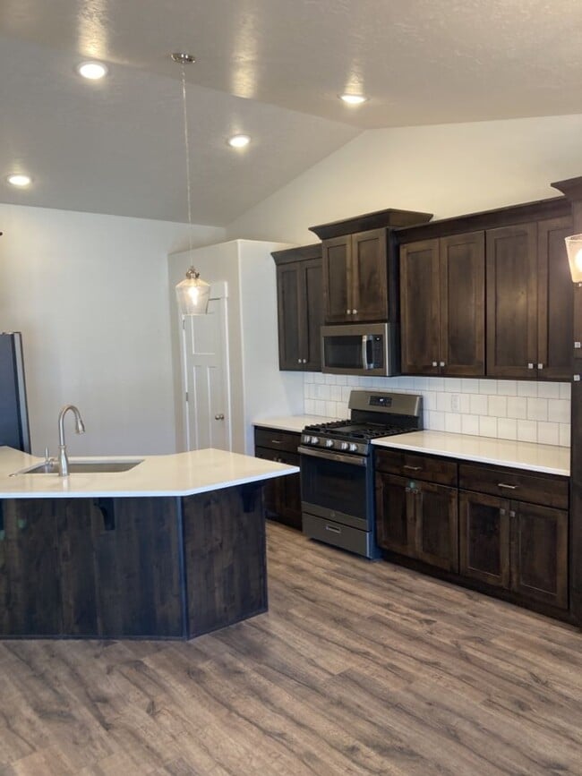 Building Photo - Newer 3 bedroom, 2 bath, one level home in...