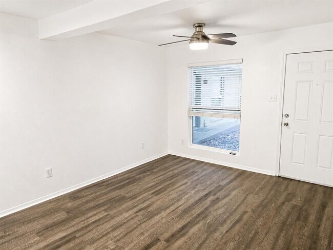 Building Photo - 2021 Bluebonnet Ln