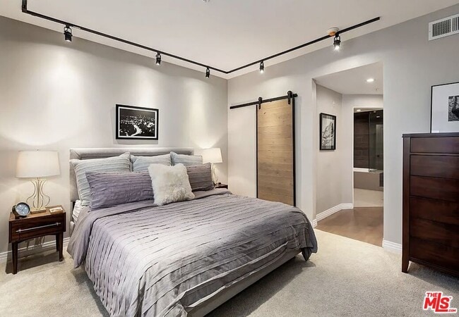 Building Photo - 930 N Doheny Dr