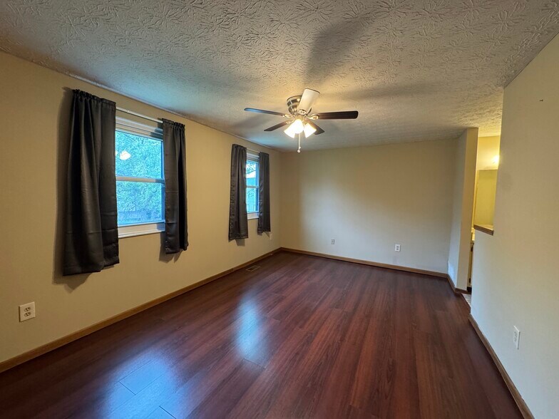Building Photo - 307 Cross Wind Dr