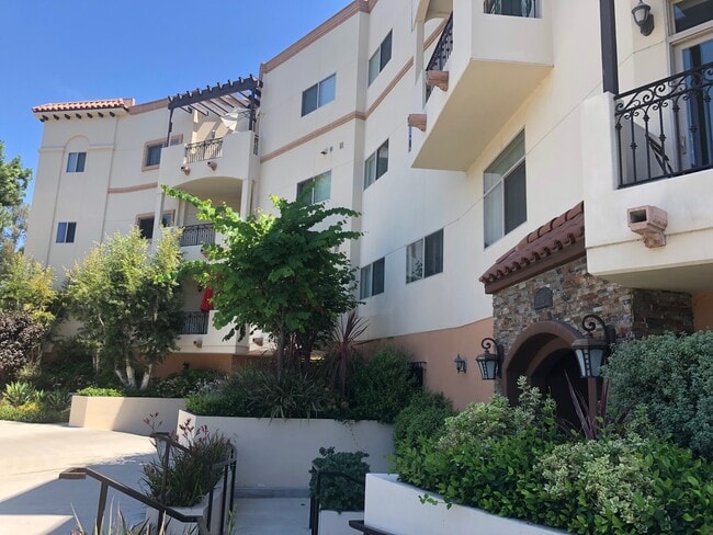 Building Photo - 4440 Vantage Ave