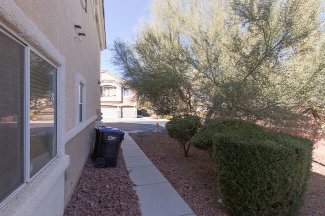 Building Photo - LARGE 3 BED, 2.5 BATH TOWNHOME IN GATED ALIANTE POOL COMMUNITY