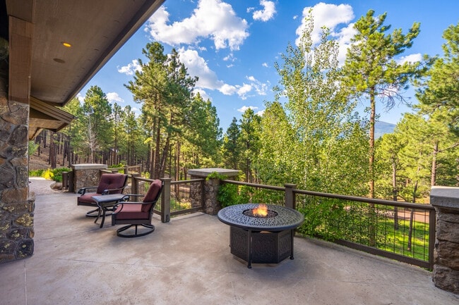 Building Photo - 4955 Hidden Hollow Rd