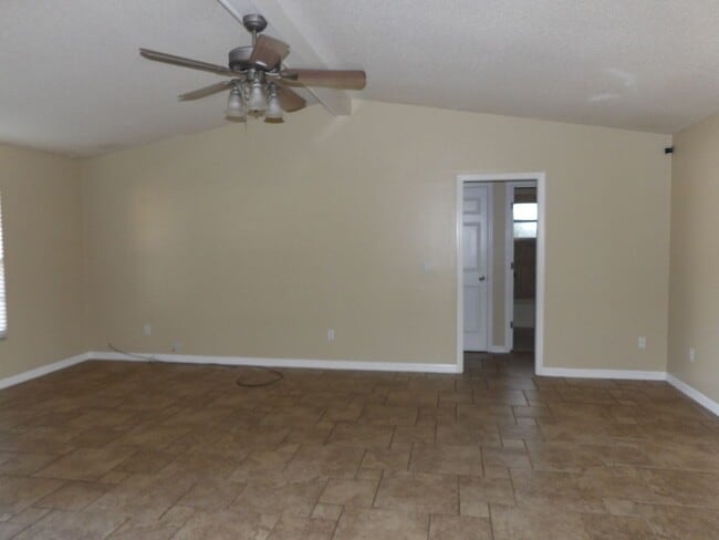 Building Photo - 4 BEDROOM JUST 5 Min to I-4 EXIT 111,  Beautiful Back Yard with  large Screen Porch!