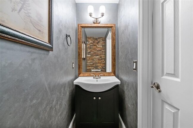 Building Photo - 3020 S Oakland Forest Dr
