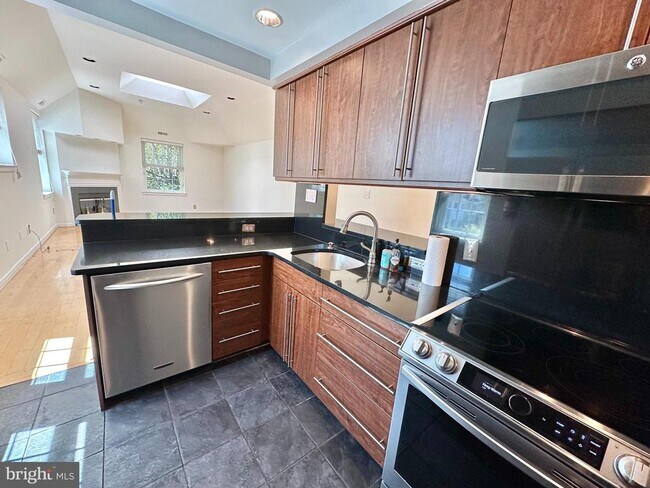 Building Photo - 104 Woodside Rd