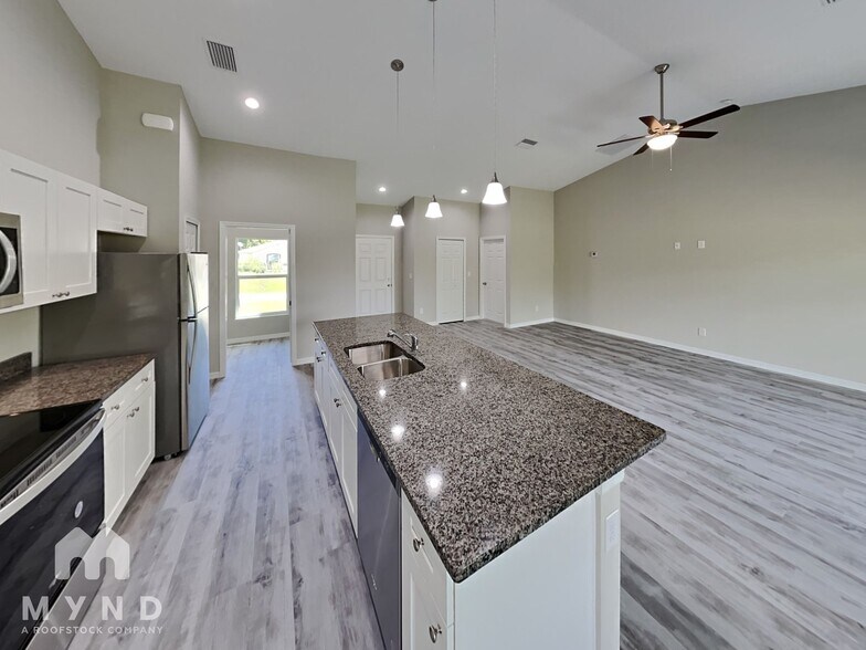 Building Photo - 7423 W Cameo Cir