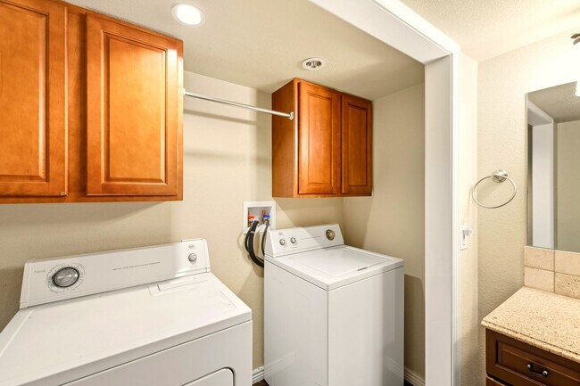 Building Photo - Beacon Point 5 Bedroom Ranch, 3-Car Garage...