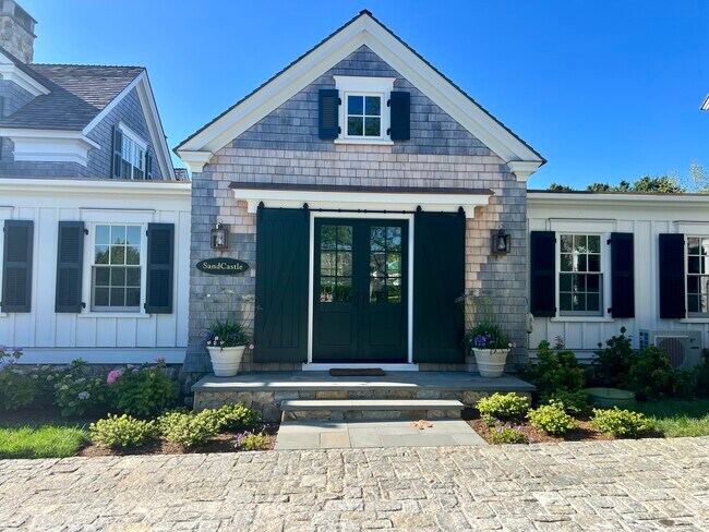 Building Photo - 3 Field Club Dr