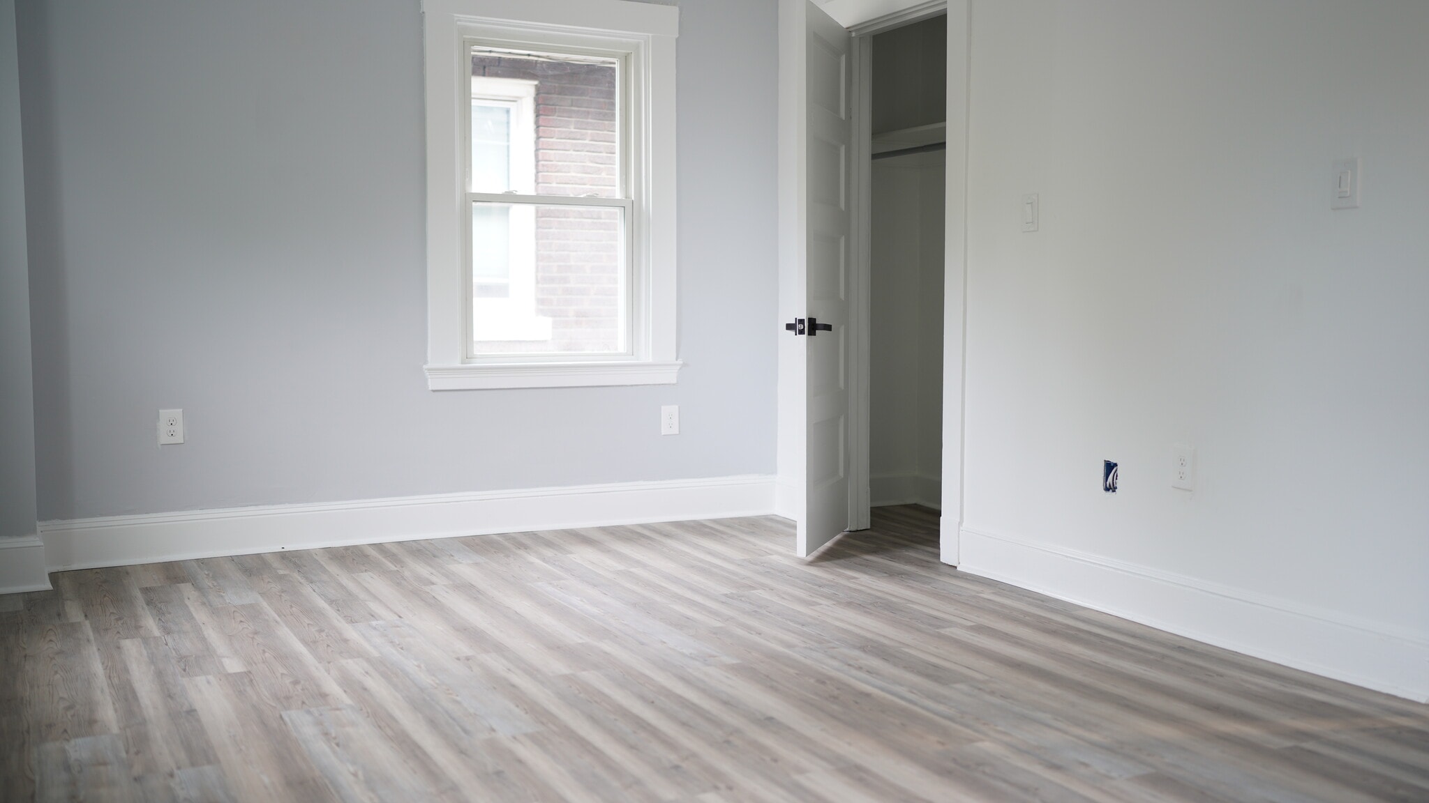 Building Photo - 3370 Parkview Ave