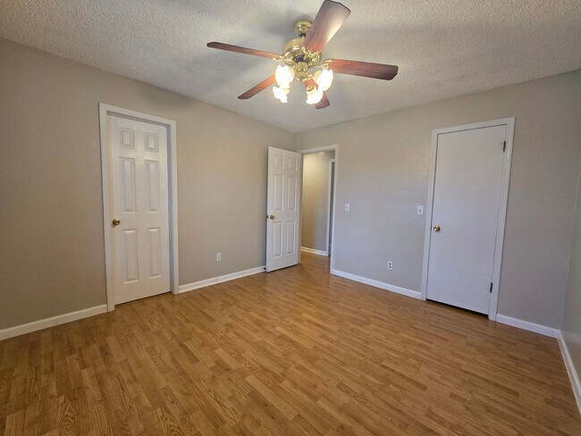 Building Photo - 3 Bed 1.5 Bath in Shawnee!