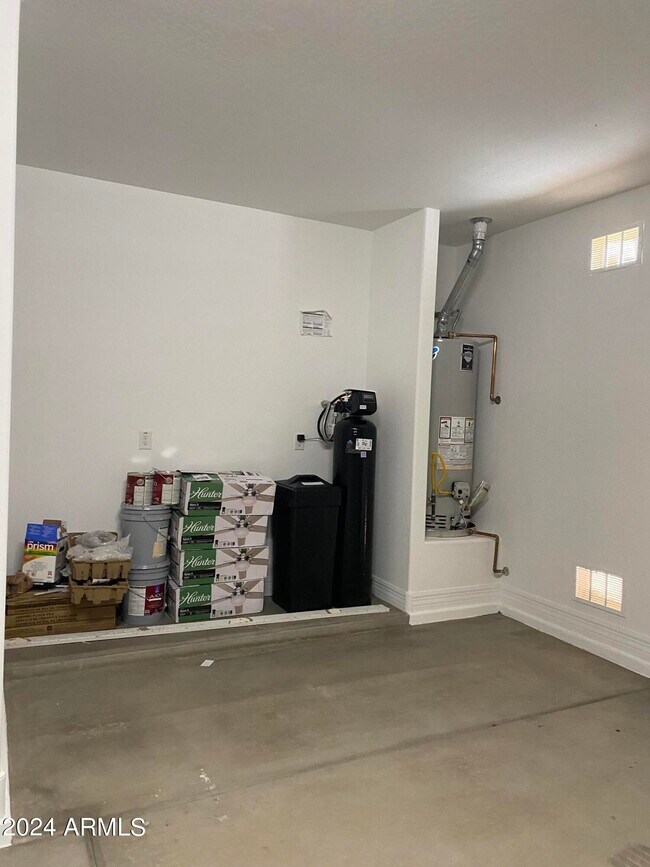Building Photo - 8826 W Medlock Dr