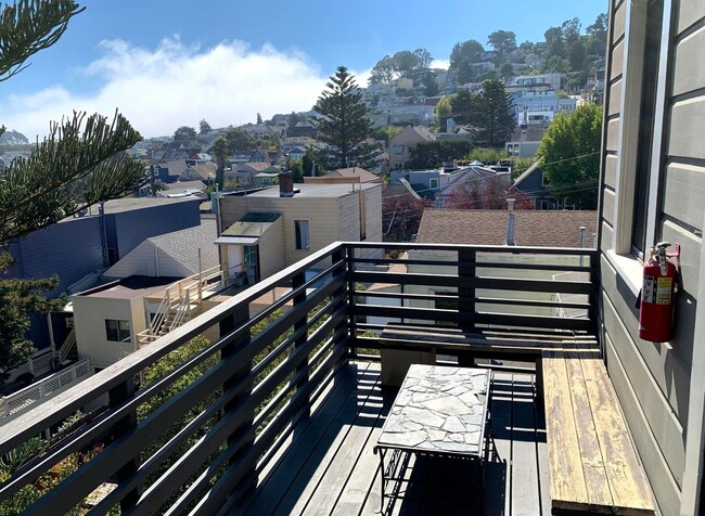 Building Photo - UPDATED BRIGHT 2BR/1BA  Top Floor Noe Vall...