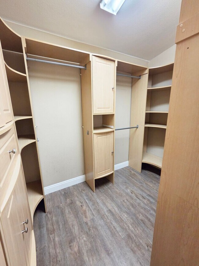 Building Photo - Spacious 3 Bed + Loft & Den with Soaring Ceilings