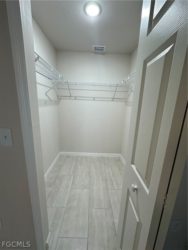 Building Photo - 3821 SW 9th Ave