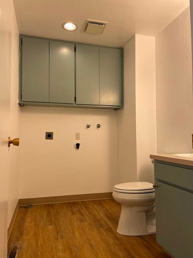 Building Photo - 2 bedroom townhouse