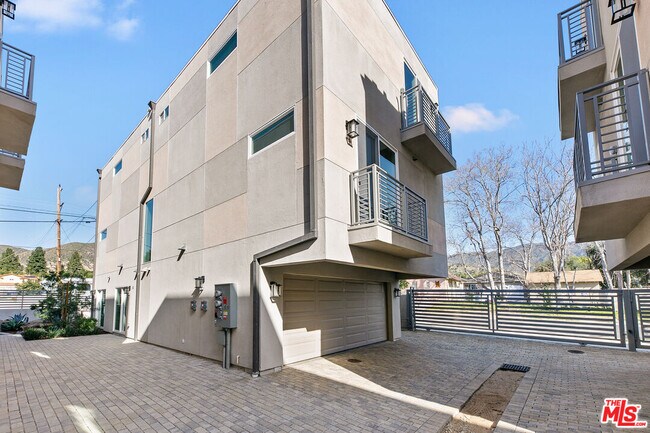 Building Photo - 15106 Roxford St