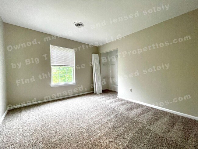 Building Photo - Large 4 bedroom 2.5 bath 2 car garage hous...