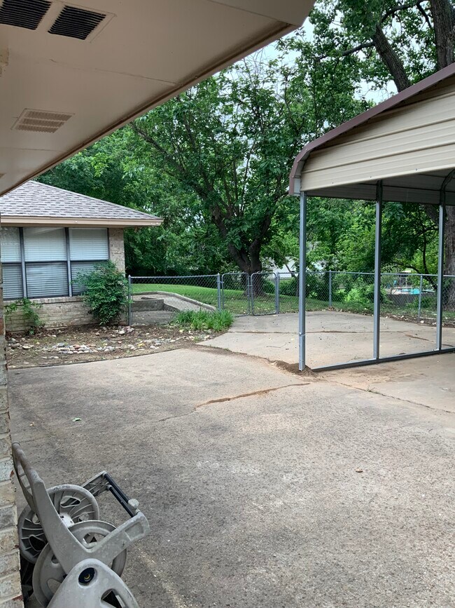 Building Photo - 2800 Shoreline Dr
