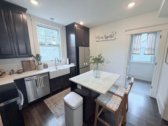 Building Photo - Gorgeous 3 Bedroom with Modern Upgrades!!