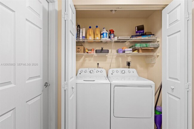 Building Photo - 6841 SW 44th St