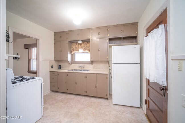 Building Photo - 421 S Patterson Ave