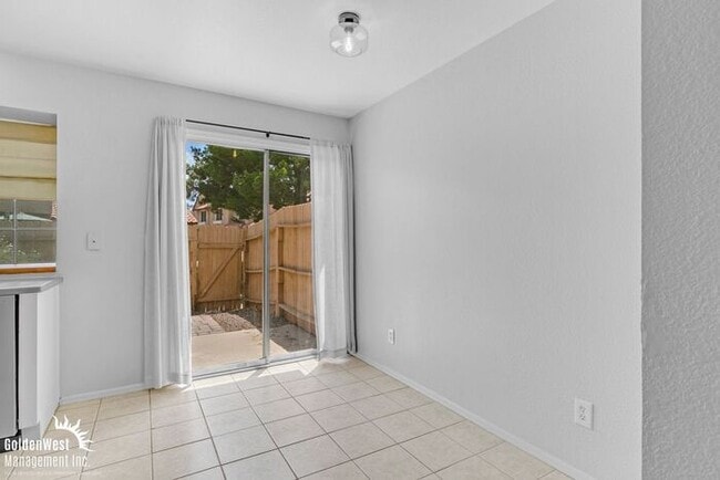 Building Photo - Bright 2Bdm 2.5Ba Townhome at Villa de Paz!