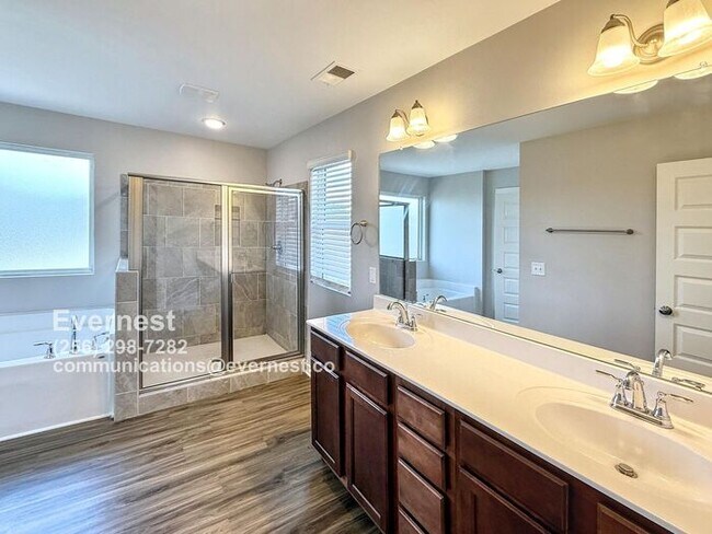 Building Photo - Spacious and Bright 3-Bedroom Home in a Co...