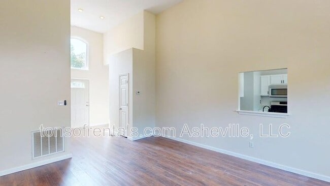 Building Photo - 111 Woodcreek Cir