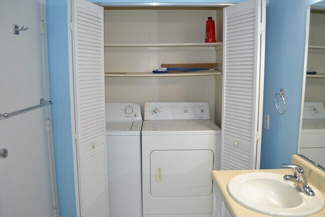 Building Photo - 7 Thoreau Ct