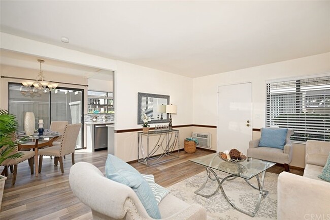 Building Photo - 323 Streamwood-