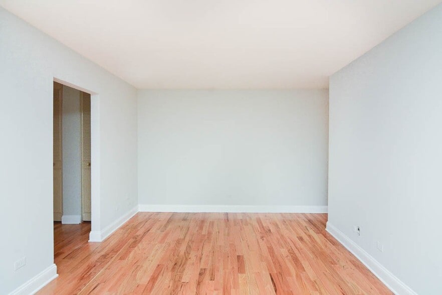 Building Photo - 515 W Briar Pl