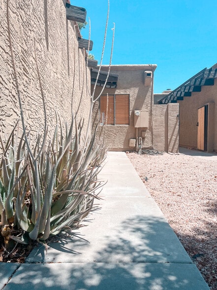 Walkway to front door - 1915 N Scovel St