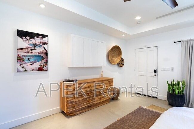 Building Photo - 690 W Linda Vista Dr