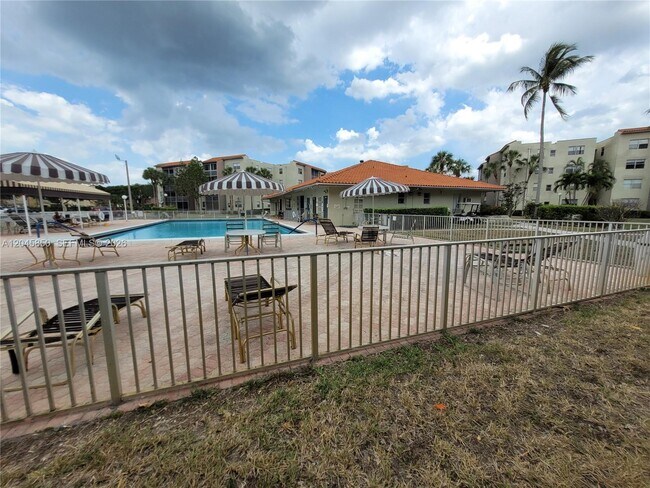 Building Photo - 1800 N Lauderdale Ave