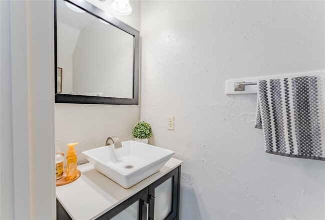 Building Photo - 3022 Norwich St