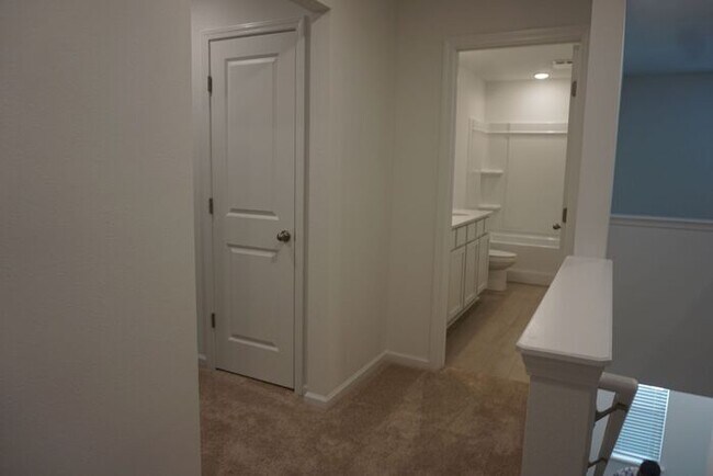 Building Photo - Newly Built 3 Bedroom 2.5 Bathroom Home wi...