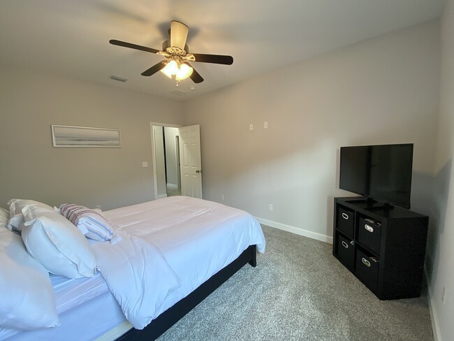 Queen Bedroom - 28 Snook Rd