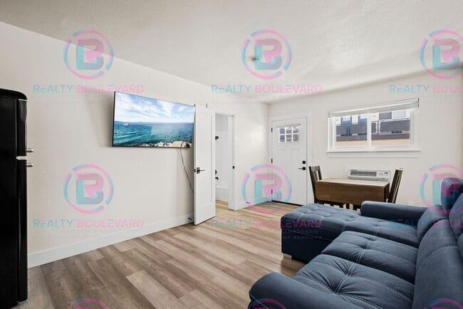 Building Photo - Studio apartment available now in the hear...
