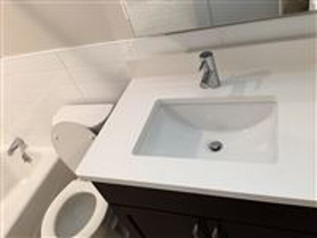 Building Photo - Garden Level Unit. No Brokers Fee, No Security Deposit, Heat and Hot Water Included, Elevator, La...