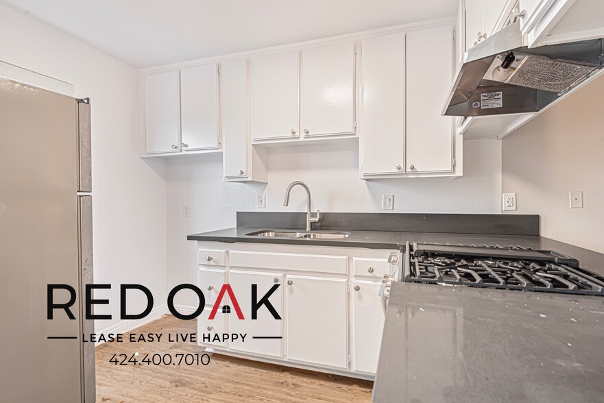 Building Photo - 8614 Woodley Ave