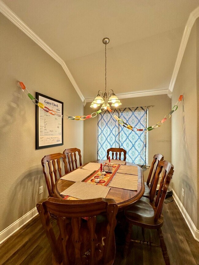 Building Photo - Spacious 4-Bed, 4.5-Bath Home in the Heart...