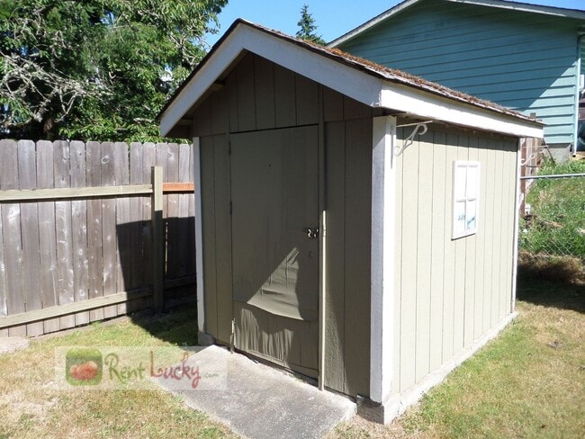 Building Photo - Adorable 3-Bedroom Home w/Large Fenced Yar...