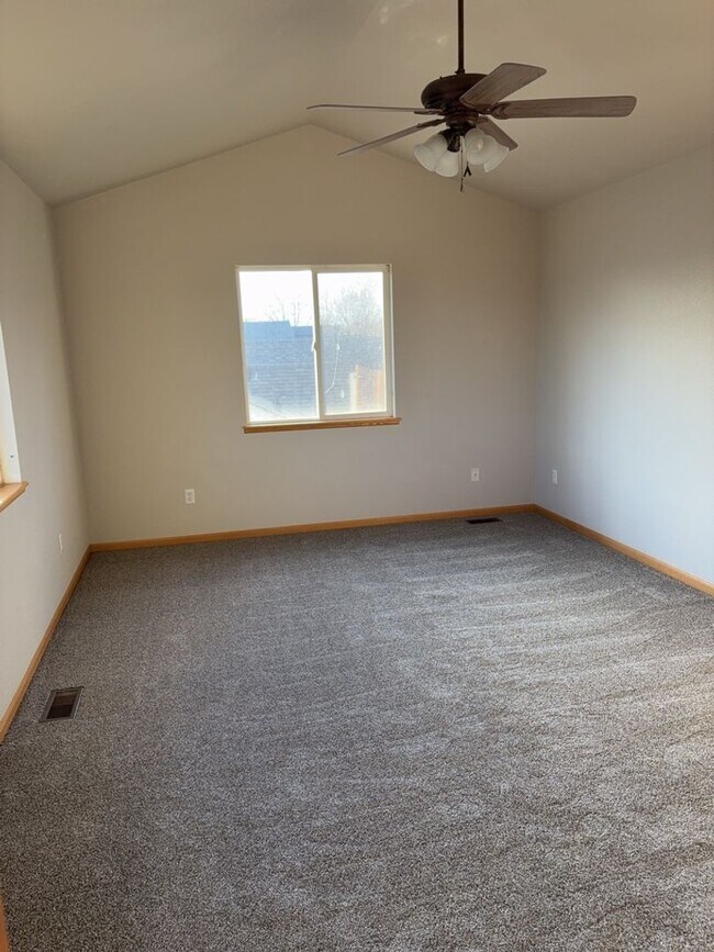 Building Photo - 3bd/3ba Johnstown Home with 2-Car Garage &...