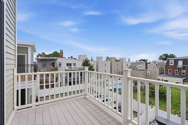 Building Photo - 613 E 6th St