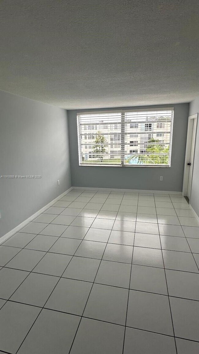 Building Photo - 1701 NE 191st St