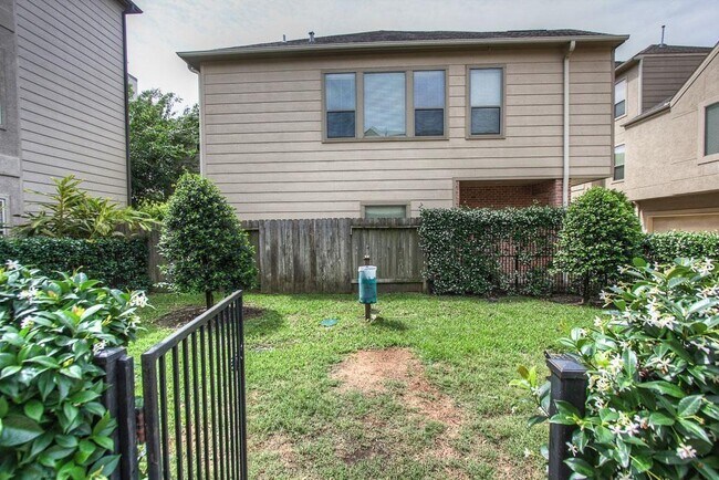 Building Photo - 3815 Center Plaza Dr