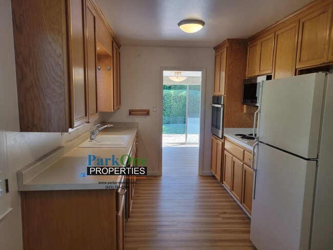 Building Photo - Spacious single level Woodlands home